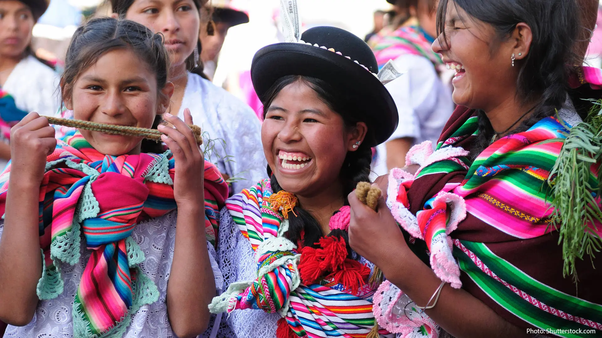 Frauen in traditioneller Kleidung bei einer Feier in Bolivien